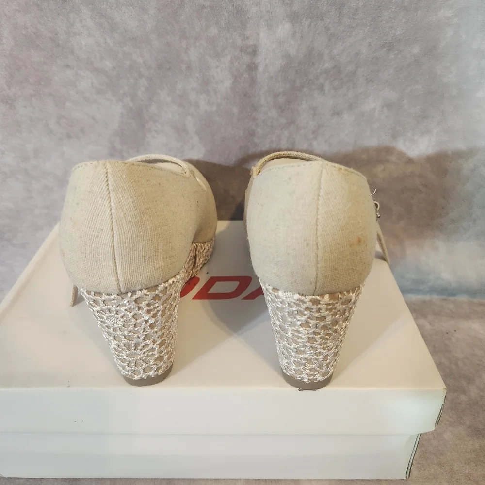 Soda Lace‎ Heel Cream Wedge Shoes Size 4M